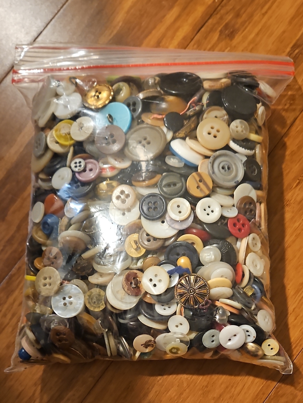 Sunday sale! Mix of Vintage Sewing Buttons - Picture 3 of 3